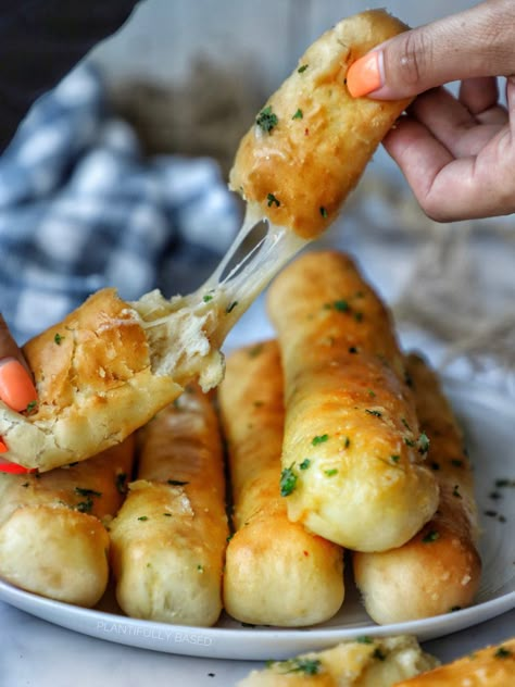 Vegan Garlic Butter, Crazy Bread, Mozzarella Recipes, Vegan Mozzarella, Homemade Dough, Cheesy Bread, Garlic Butter Sauce, Vegan Parmesan, Vegan Bread