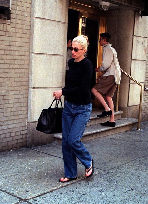 Carolyn Bessette-Kennedy 90s Minimalism Fashion, Minimalist Moda, Carolyn Bessette, 15 Makeup, Looks Jeans, Lauren Hutton, Meg Ryan, Quoi Porter, John John