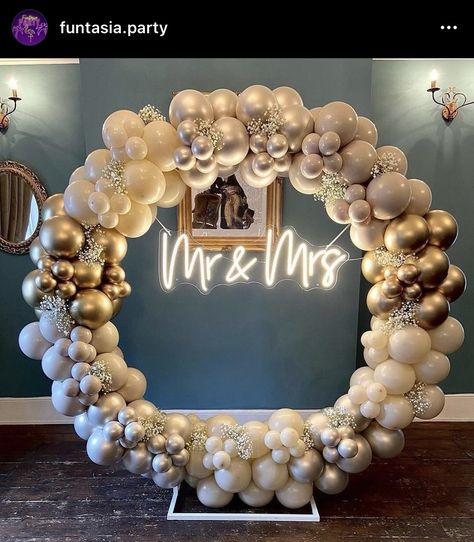 Balloon Garland Wedding Reception, Balloon Arch Wedding Backdrop, Wedding Balloon Arch With Flowers, Balloon Engagement Decorations, Wedding Reception Balloon Arch, Balloon Arch Wedding Receptions, Baloon Backdrops For Parties, Balloon Hoop Wedding, Wedding Balloon Arch Ideas