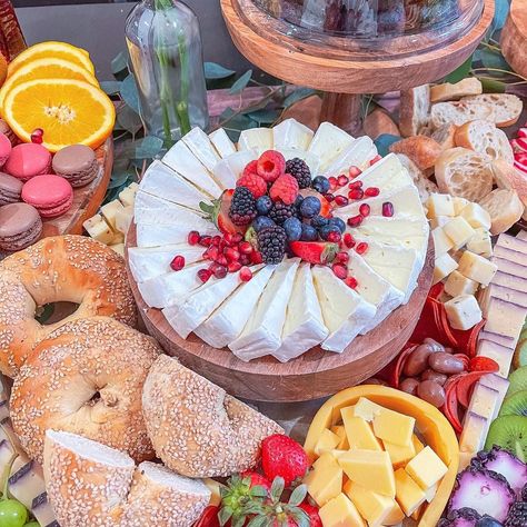 Brie Decoration, Brie Platter Ideas, Brie Platter, Brie Cheese Platter, Brie Board, Brie Presentation, Brie Cheese Board, Brie Wheel, Brie Charcuterie Board