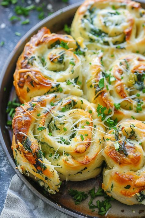 Spinach And Artichoke Pinwheels, Artichoke Pinwheels, Spinach Artichoke Recipes, Breakfast Pinwheels, Philo Dough, Sausage Pinwheels, Artichoke Appetizer, Spinach Roll Ups, Pinwheels Recipe