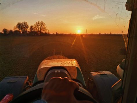 Tractor Sunset, Fendt Tractor, Farming Photography, Farm Lifestyle, Agriculture Tractor, Country Side, Night Driving, Farm Life, League Of Legends