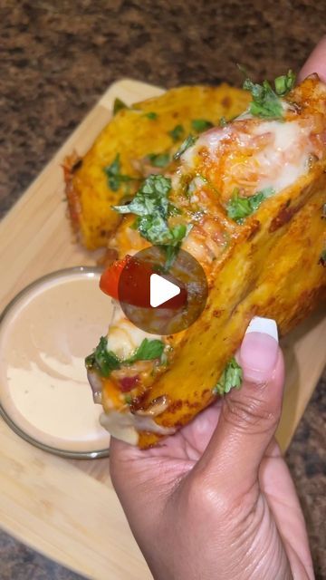 Destiny symone on Instagram: "Pull apart chicken tacos 🌮 Dipping sauce: 1 cup sour cream, 2 tbsp salsa, and 1 tsp taco seasoning 🧂" Pull Apart Chicken Tacos, Pull Apart Chicken, Mexican Bunuelos Recipe, Salsa Chicken Tacos, Bunuelos Recipe, Shredded Chicken Tacos, Chicken Taco Recipes, Favorite Recipes Chicken, Cooking 101