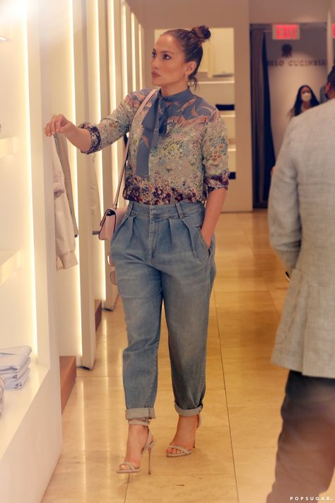 Only J Lo Could Make Paper-Bag Jeans and 6-Inch Heels Look Cool Jlo Casual Outfits, Jennifer Lopez Outfits, Pussybow Blouse, Paper Bag Jeans, Pleated Jeans, Celebrity Trends, Casual Chic Outfit, Pull Off, Fashion Essentials