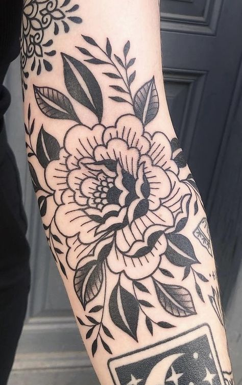 Tato Tradisional, Traditional Tattoo Flowers, Traditional Tattoo Sleeve, Elbow Tattoos, Traditional Tattoo Art, Knee Tattoo, Black Ink Tattoos, American Traditional Tattoo, Dope Tattoos