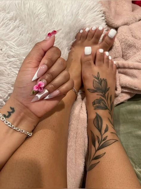 Giant Tattoo, Baddie Leg Tattoos, Baggy Shoes, Pretty Hand Tattoos, Foot Tattoos For Women, Tasteful Tattoos, Wanna Recreate, Tattoos For Black Skin, Pretty Tattoos For Women