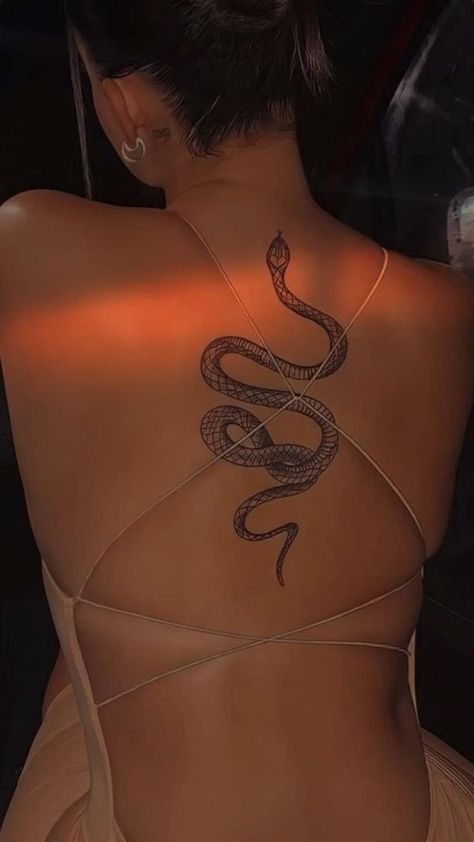 Snake Back Tattoo Women Spine, Snake Tattoos Spine, Snake Back Tattoo Women, Line Spine Tattoos For Women, Snake Tatoos Woman, Snake On Back Tattoo, Snake Shedding Tattoo, Spinal Tattoos For Women, Snake Tattoo Spine