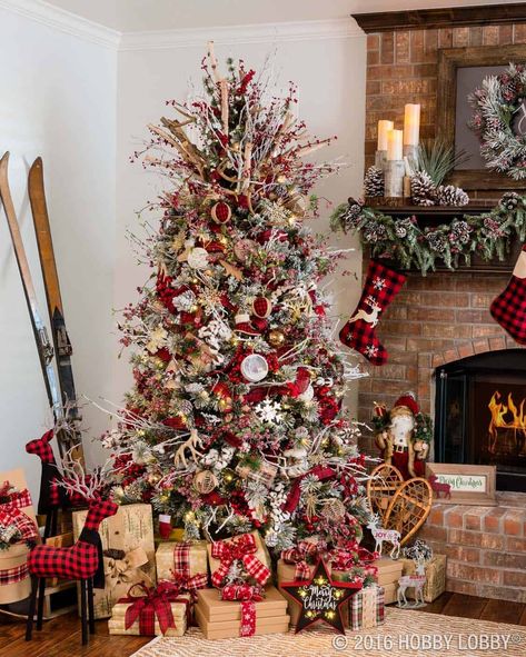 30 Most amazing Christmas decorated trees for some holiday sparkle Ski Lodge Christmas, Lodge Christmas, Diy Christmas Decorations For Home, Christmas Lodge, Hobby Lobby Christmas, Elegant Christmas Decor, White Christmas Trees, Ski Lodge, Rustic Christmas Tree