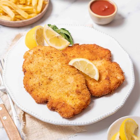 Chicken Milanesa (Milanesa de Pollo) Chicken With Tomato Sauce, Chicken Milanesa, Spanish Lunch, Milanesa Recipe, Latios Pokemon, Chicken Milanese, Spanish Chicken, Homemade French Fries, Tomato Sauce Recipe