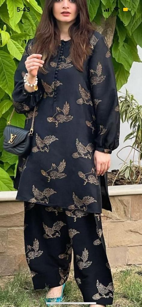 Simple Pakistani Dresses Casual Design, Simple Pakistani Dresses Casual, Women Shirt Designs, Simple Dress Casual, Co Ords Outfits, Simple Kurta Designs, Flower Wallpapers, Pakistani Fashion Casual, Dress Neck