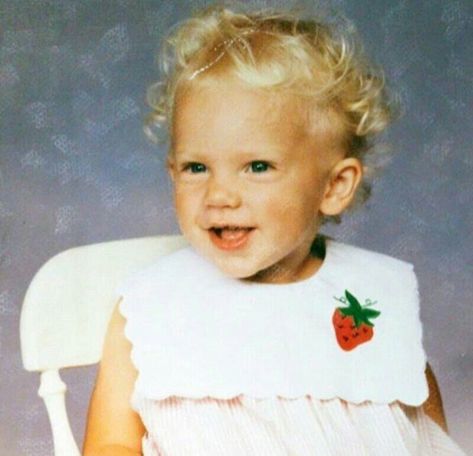 Taylor Swift Childhood, Young Taylor Swift, Taylor Swift Fotos, Baby Taylor, Clara Bow, Young Celebrities, Swift Photo, Red Taylor, Young T