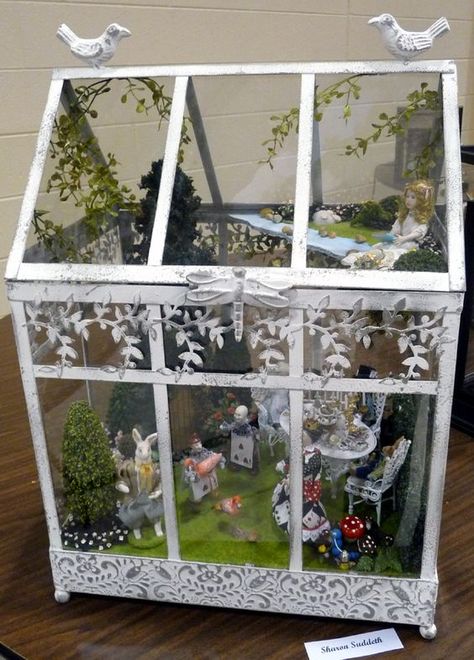 Alice In Wonderland Scenes, Plants Home Decor, Home Decor Cozy, Home Decor Minimalist, Plants Home, Faeries Gardens, Cozy Home Decor, Fairy Garden Houses, Alice In Wonderland Party