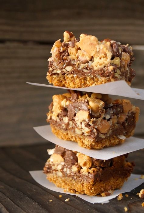 Peanut Butter Pretzel Seven Layer Magic Bars Recipe – weekend recipes Dolly Bars, Yummy Brownies, Magic Bars Recipe, Magic Cookie Bar Recipe, Chocolate Chip Dip, Perfect Christmas Dessert, Sweet Bars, Cookie Bars Easy, Pretzel Bars