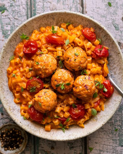 Bonjour à tous! Pour la recette du jour, je vous propose une recette bien gourmande, réconfortante et surtout délicieuse : des boulettes de poulet accompagnées de pâtes façon risotto au parmesan, tomates et courgette. Que du bonheur! Cette recette est inspirée des nombreuses recettes d’orzo que j’ai pu partager avec vous et que vous aimez...Lire la suite Confort Food, Healthy Food Inspiration, Eat Veggies, Food Matters, La Food, Healthy Food Dishes, Batch Cooking, Orzo, Dinner Time