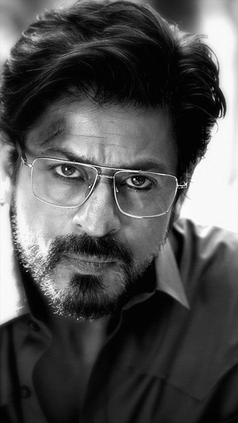 Raees Srk, Shahrukh Khan Raees, Shahrukh Khan And Kajol, Chris Evans Beard, Best Bollywood Movies, Salman Khan Photo, Indian Bridal Photos, Bollywood Photos, Stylish Photo Pose