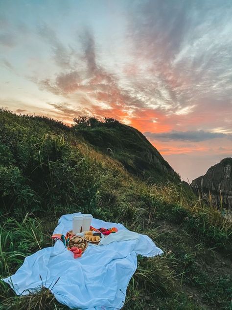 Esthetic Photos, Sunrise Picnic, Chicken Aesthetic, Breakfast Picnic, Sunrise Mountain, Nature Sea, Angel Aesthetic, Food Breakfast, Mountain Sunset