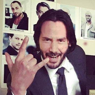 #rockon #keanureevesitaly #lunedì #buonasettimana #buonlunedì #goodmonday #keanureeves #hornsup #rockandroll Keanu Rives, Fast And Furious Cast, Keanu Reeves Life, جوني ديب, Sour Diesel, Keanu Reeves John Wick, Trying To Be Happy, Gorgeous Guys, Keanu Charles Reeves