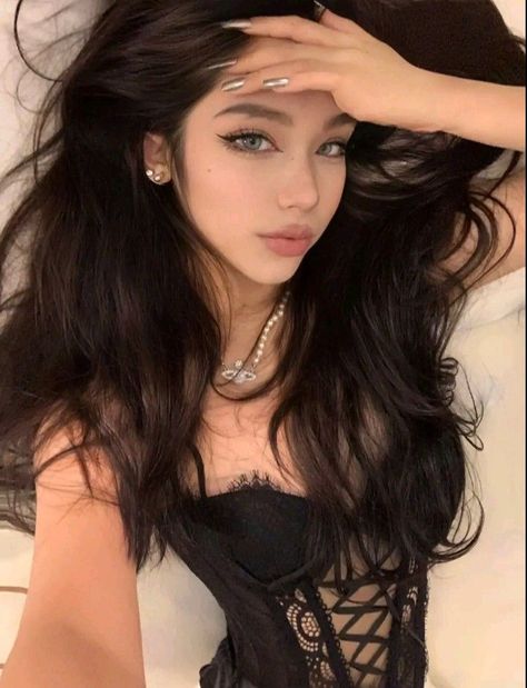 Black Vibe, Glam Inspiration, Makeup Cute, Brunette Makeup, Makeup Tip, Cute Makeup Looks, Rich Girl, Medium Length Hair Cuts, Girls Makeup