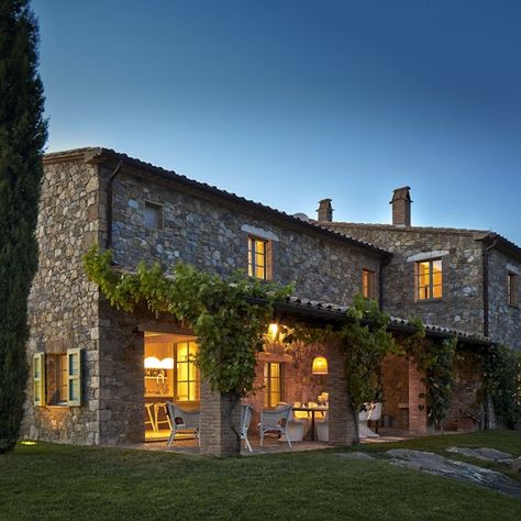 Podere Palazzo - An Italian farmhouse on the Tuscan-Umbrian border. Italian Farmhouse Exterior, Toscana House, Italian Farm, Italian Style Home, Tuscany House, Siena Tuscany, Tuscan Farmhouse, Italian Country, Italian Farmhouse