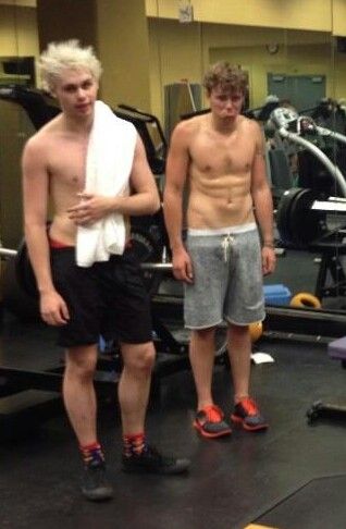 shirtless Mikey. But why is he wearing converse to work out haha. and let's not forget about Ash who can make like a million different expressions with his face. Michael Clifford Shirtless, Muke Clemmings, Michael Le, Michael Ashton, 5sos Michael, V Lines, Michael Gordon, Ashton Irwin, Five Seconds Of Summer