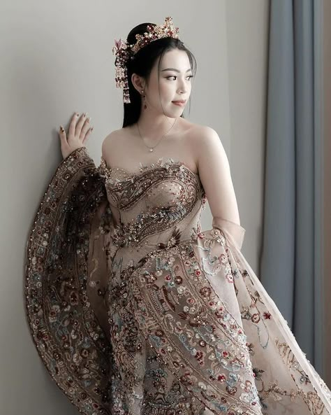 Wedding gown & Cheongsam (@alethea_official.id) • Instagram photos and videos Chinese Modern Wedding Dress, Cheongsam Modern Wedding, Wedding Dresses Chinese, Sangjit Dress, Qipao Gown, Cheongsam Wedding, Wedding Cheongsam, Pattern Clothes, Cheongsam Modern