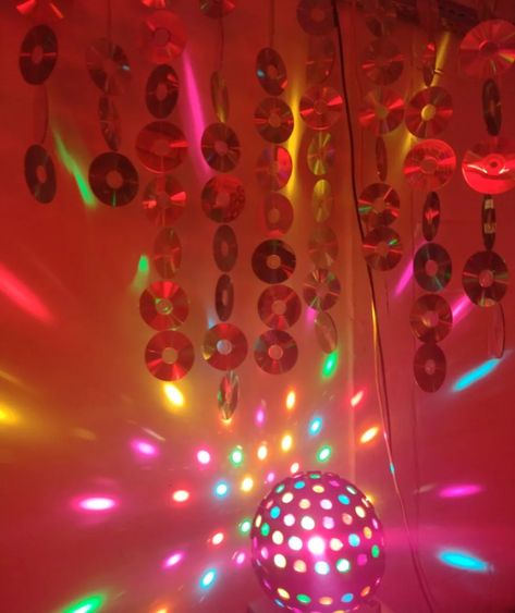 Disco ball lights Euphoria vibes party aesthetic colourful sparkly fun red cd's 80s Aesthetic Decorations Party, 80s Parties Aesthetic, Party Aesthetic Decor, Disco Aesthetic 70s Party, Disco Ideas Party, Euphoria Disco, 80s Disco Party Decorations, 80s Dance Party Aesthetic, Disco 80s Party