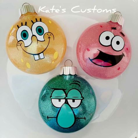 Spongebob Ornaments, Vinyl Christmas Ornaments, Lego Christmas Ornaments, Christmas Ball Ornaments Diy, Spongebob Christmas, Lego Christmas, Idee Cricut, Hello Kitty Crafts, Diy Christmas Tree Ornaments