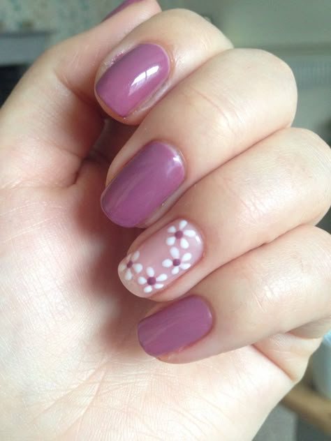 Bluesy shellac. Mad about mauve and studio white flowers Gel Nails Flower Design Simple, Mauve Flower Nails, Mauve Gel Nails Ideas, Mauve Nails With Flowers, Mauve Nails Design, Twee Nails, Glitter Gel Nail Designs, Bright Nail Art, Mauve Nails