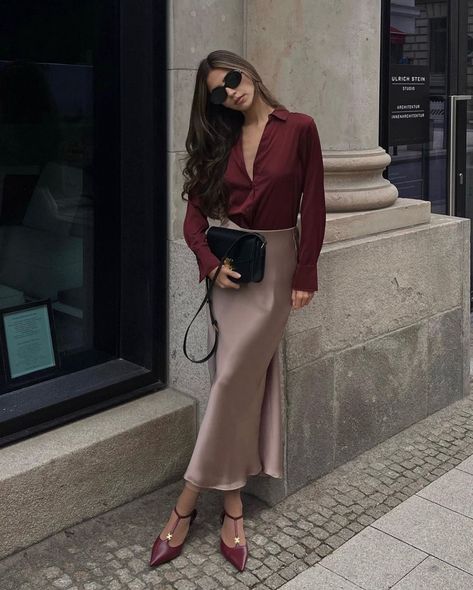 Satin Skirt Outfit, Old Money Fashion, Rok Outfit, Dark Academia Outfits, Outfit Elegantes, Money Fashion, Burgundy Outfit, Academia Outfits, Long Skirt Outfits