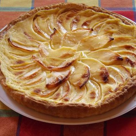 Tarte aux pommes Normande (Normandy Apple Tart) French Apple Tart Recipe, Portuguese Sweet Bread, French Apple Tart, Apple Tart Recipe, Baking Secrets, Portuguese Desserts, Apple Tart, Tart Recipes, Pastry Recipes