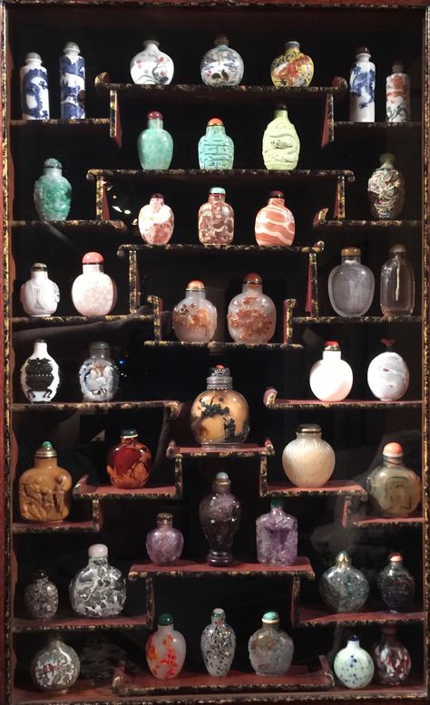 Centuries of beauty and craft - snuff bottles at www.lasieexotique.com Snuff Bottles Antiques, Chinese Snuff Bottles, Old Bottles Decor Display, Bottle Collection Display, Old Perfume Bottles, Bijoux Art Nouveau, Beautiful Perfume Bottle, Antique Perfume Bottles, Best Friend Jewelry