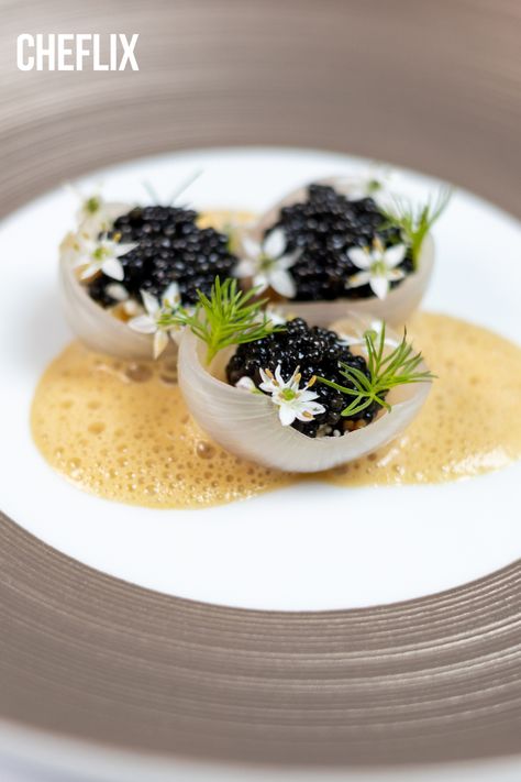 Michelin Appetizer, Michelin Star Appetizer, Caviar Dinner, Caviar Finger Food, Michelin Star Food Plating, Caviar Hors D'oeuvres, Caviar Fine Dining, Serving Caviar, Amouse Boush Fine Dining