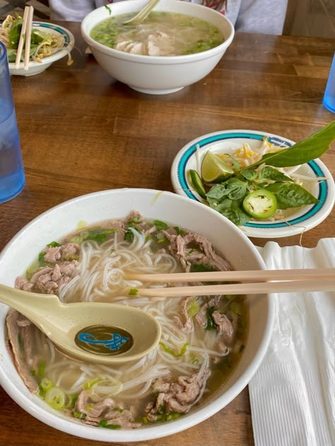 Pho Aesthetic, Soup Aesthetic, Date Lunch, Lunch Aesthetic, Vietnamese Soup, Aesthetic Dinner, Pho Soup, Authentic Asian Recipes, Food To Try