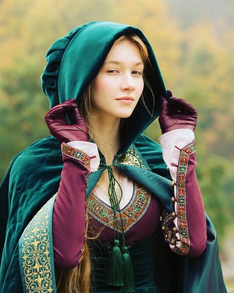 #armstreet #armstreetcom #armstreetlook #medieval #medievallook #medievalclothes #medievalcloak #medievalhood #medievalprincess #princes… Renfaire Costume Women, Woman In Cloak, Short Cloak, Larp Fashion, Medieval People, Gaun Abad Pertengahan, Medieval Woman, Fair Outfits, Fest Outfits