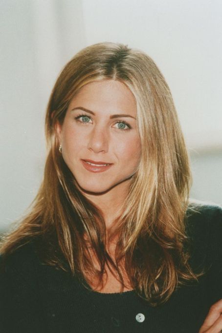 Lighter & More Length (1998) Rachel Green Portrait, 90s Actors Women, The Rachel Haircut, Rachel Haircut, Smash Board, Jeniffer Aniston, Natural Brown Hair, Rachel Green Outfits, 90s Women