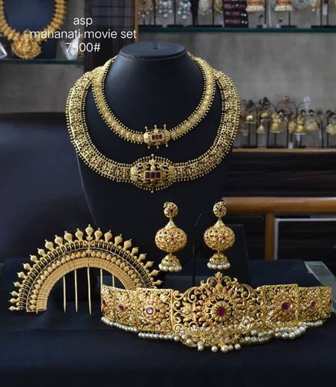 Mahanati Bridal Set Mahanati Jewellery, Wedding Jewellery Designs, Good Jewelry, Rajputi Jewellery, Types Of Jewelry, Gold Necklace Indian, Gold Necklace Indian Bridal Jewelry, Asian Jewelry, Beaded Necklace Designs