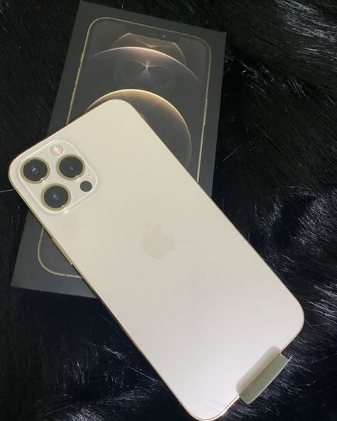 Iphone 12 White, Natural Body Lotion, Creative Iphone Case, Apple Iphone Accessories, Iphone Giveaway, Luxury Iphone Cases, Iphone Obsession, Iphone 9, Iphone 10