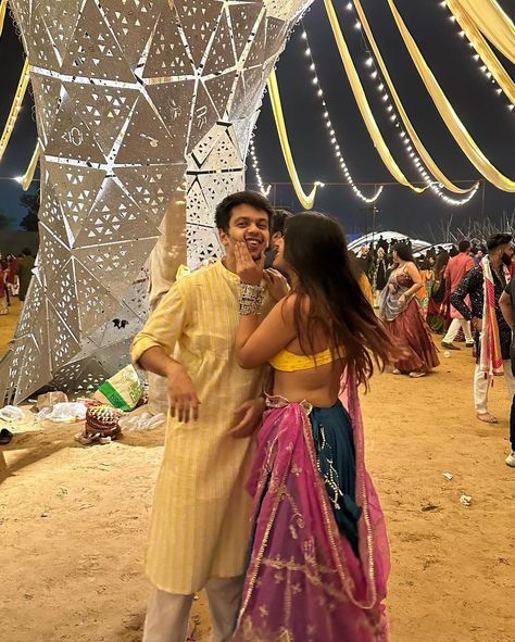 Navaratri Couple Aesthetic, Navaratri Story Ideas, Navaratri Couple Photo, Navratri Pic Ideas Couple, Navratri Couple Photos, Garba Couple Pictures, Navratri Couple Pose, Poses With Male Best Friend, Garba Aesthetic