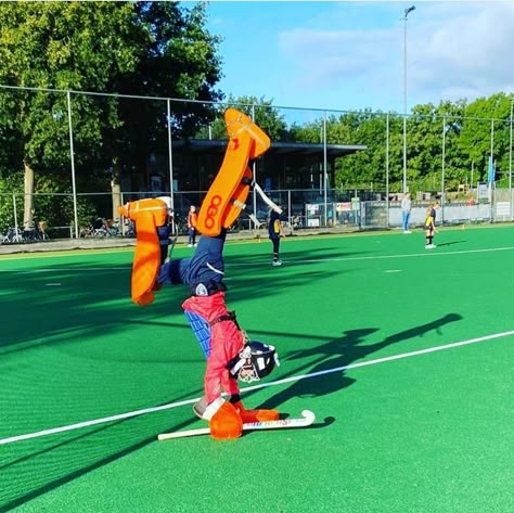 Field Hockey Aesthetic, Hockey Motivation, Team Photo Ideas, Field Hockey Goalie, Hockey Camp, Hockey Aesthetic, Hockey Goals, Goal Keeper, Hockey Pictures