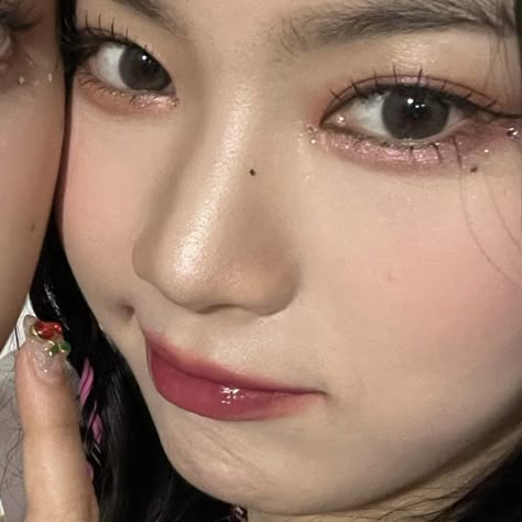 Glowing Skin Makeup, Pop Makeup, Lee Chaeyoung, Concert Makeup, Rhinestone Makeup, Korean Eye Makeup, Eye Makeup Pictures, Ethereal Makeup, Pinterest Makeup