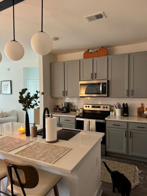 Kitchen Ideas For Apartments Decor, Neutral Kitchen Apartment, Modern Kitchen Apartment Decor, Grey Kitchen Cabinets Decor Ideas, Simple Kitchen Inspiration, Apartment Inspiration Neutral, Modern Apartment Decor Kitchen, Small Apartment Kitchen Decor Ideas, Apt Kitchen Ideas