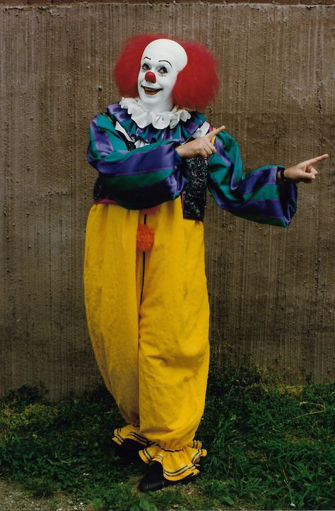 Tim Curry Pennywise, Pennywise 1990, It Miniseries, Characters In Real Life, Horror Make-up, Clown Horror, Tim Curry, Pennywise The Clown, Behind The Scenes Photos