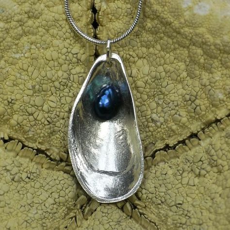 Precious Metal Clay Jewelry, Art Coquillage, Feather Pendant Necklace, Mussel Shell, Silver Clay, Metal Clay Jewelry, Seashell Jewelry, Precious Metal Clay, Clay Jewellery