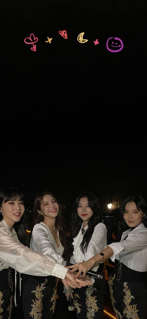 Mamamoo Group Photo Aesthetic, Mamamoo Ot4 Wallpaper, Kpop Aesthetic Wallpaper Multifandom, Mamamoo Wallpaper Aesthetic, Hwasa Mamamoo Wallpaper, Mamamoo Wallpaper Lockscreen, Mamamoo Solar Wallpaper, Mamamoo Ot4, Ot4 Aesthetic