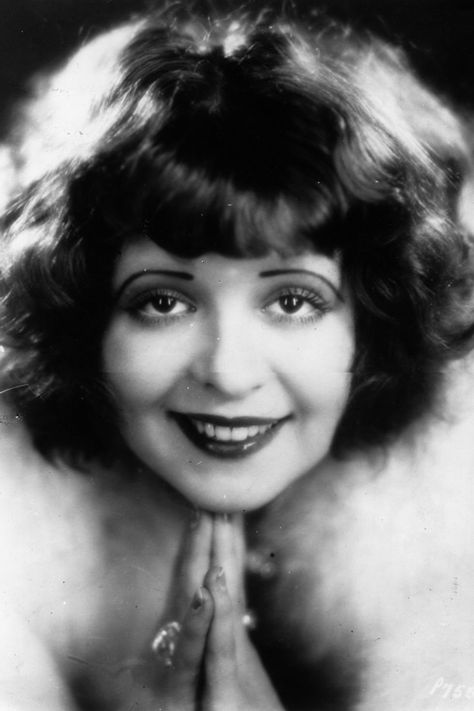 Hairstyles 1920, Victory Curls, Wavy Layered Haircuts, 20s Hair, Silent Movie Stars, 1920s Hair, Bright Red Hair, Clara Bow, Hooray For Hollywood