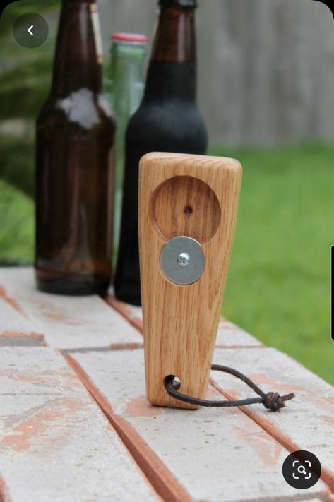 Bottle Opener Design, Red Oak Wood, Wooden Bottle Opener, Beer Bottles, Diy Holz, Mens Winter, Wooden Projects, Small Wood Projects, Easy Woodworking Projects