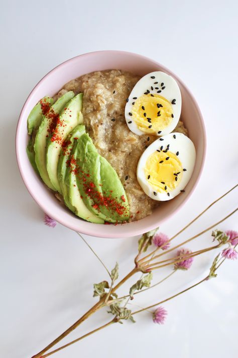 Eggs And Avocado, Oatmeal And Eggs, Pumpkin Overnight Oats, Avocado Dishes, Savory Oatmeal, Eggs Avocado, Healthy Hacks, Oatmeal Bowls, Recipe Girl