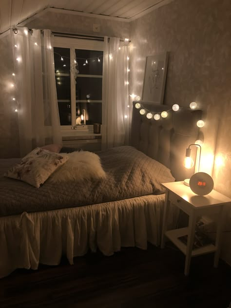 Cozy Room Vibes, Bedroom Ideas Fairy Lights, Dark Wood Floors Bedroom, Classy Bedroom, Cosy Room, Pinterest Room Decor, Bedroom Decor Design, Redecorate Bedroom, Cozy Room Decor