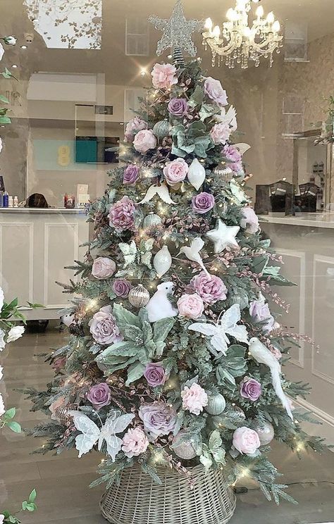 Lavender And Green Christmas Tree, Fancy Xmas Tree, Lavender Christmas Tree Decoration, Lilac Christmas Decorations, Christmas Tree Pink And Green, Christmas Decor Purple, White Flower Christmas Tree, Girls Christmas Tree Ideas, Lavender Christmas Aesthetic