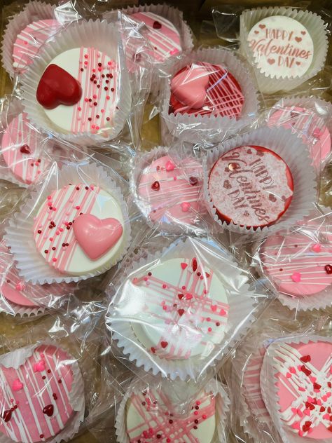 Valentine’s Day Oreos, Dipped Oreos Valentines, Vday Desserts, Valentines Drinks, Valentines Tea, Oreos Cookies, Cake Pucks, Breakable Hearts, Baking Design